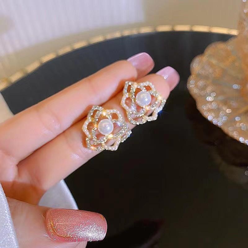 Retro light luxury pearl flower fashion earrings femininity high sense atmosphere stud earrings versatile personality earrings