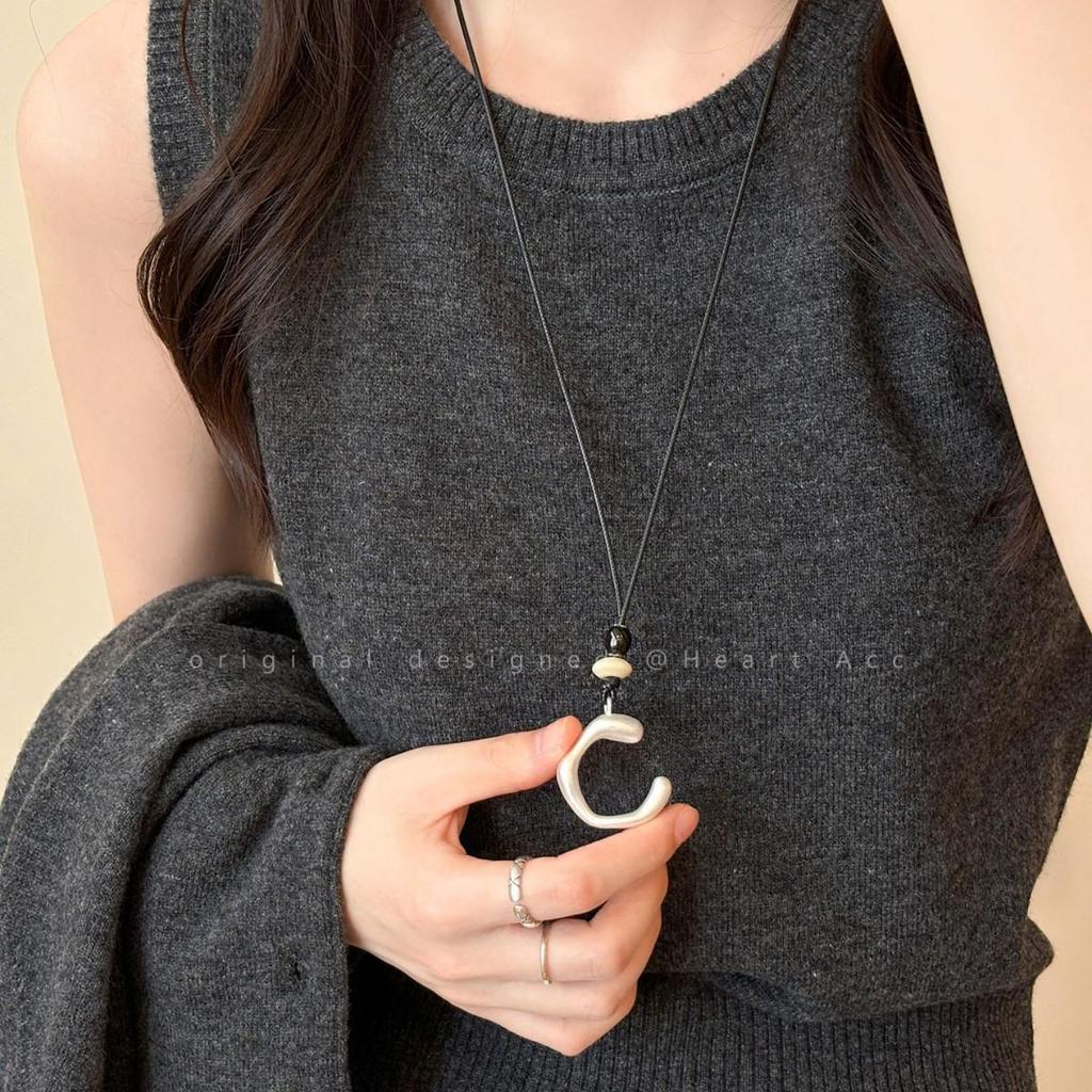 Minimalist Irregular C-Shaped Pendant Necklace: Women's Versatile Long Sweater Chain with Niche Design Sense