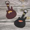 Gitarrenförmiger Plektrenhalter Kunstleder Gitarrenplektrumetui Tragbare Plektrum-Aufbewahrungstasche