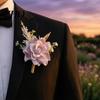 Kompaktes Rosen-Accessoire Herren Simulierte Ansteckblume Leichte Größe Anstecknadel Waldstil Natürliche Optik Anzug-Dekoration mit Grünen Blättern Rankenelementen Abschlussball