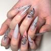 Tragbarer Nagelsticker Silberne Flammenkette Rosa verschmiertes Schlangenmuster Strass-Nagelstück Abnehmbarer Nagel