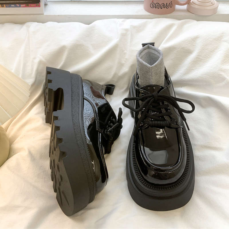 

Маленькие кожаные туфли в британском стиле женские весна 2025 новая популярная универсальная платформа лоферы матовые белые туфли 40