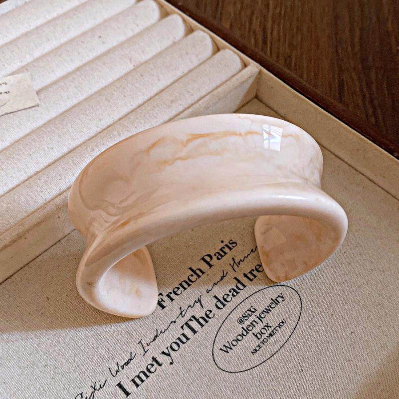 Unique Retro Resin Bracelet: Personalized Fashion Jewelry for Women