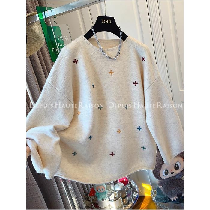 

Женский oversize свитер с вышивкой в корейском стиле, с цветочным узором, на одно плечо (2025 Осень/Зима) 3XL бежевый