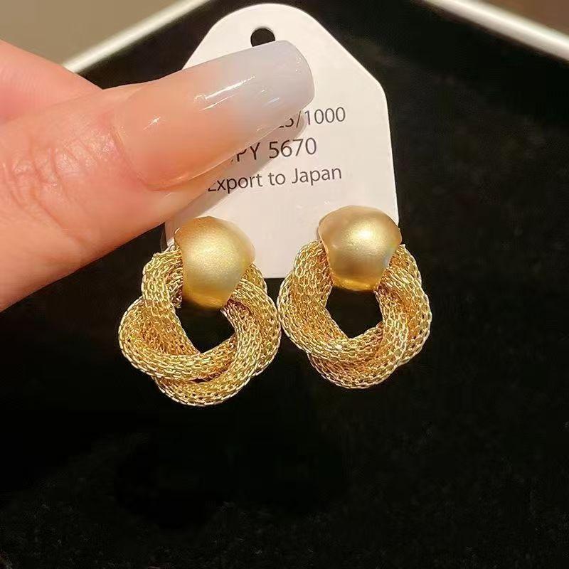 

Light luxury retro temperament stud earrings women, fashion personality twisted twist earrings earrings золотий