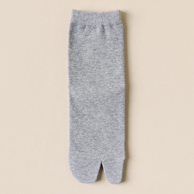 Women's Split Toe Cotton Socks, Mid-Tube, Two-Toe Design, Boneless Seams, Spring/Autumn Style, Comfortable and Pain-Free.