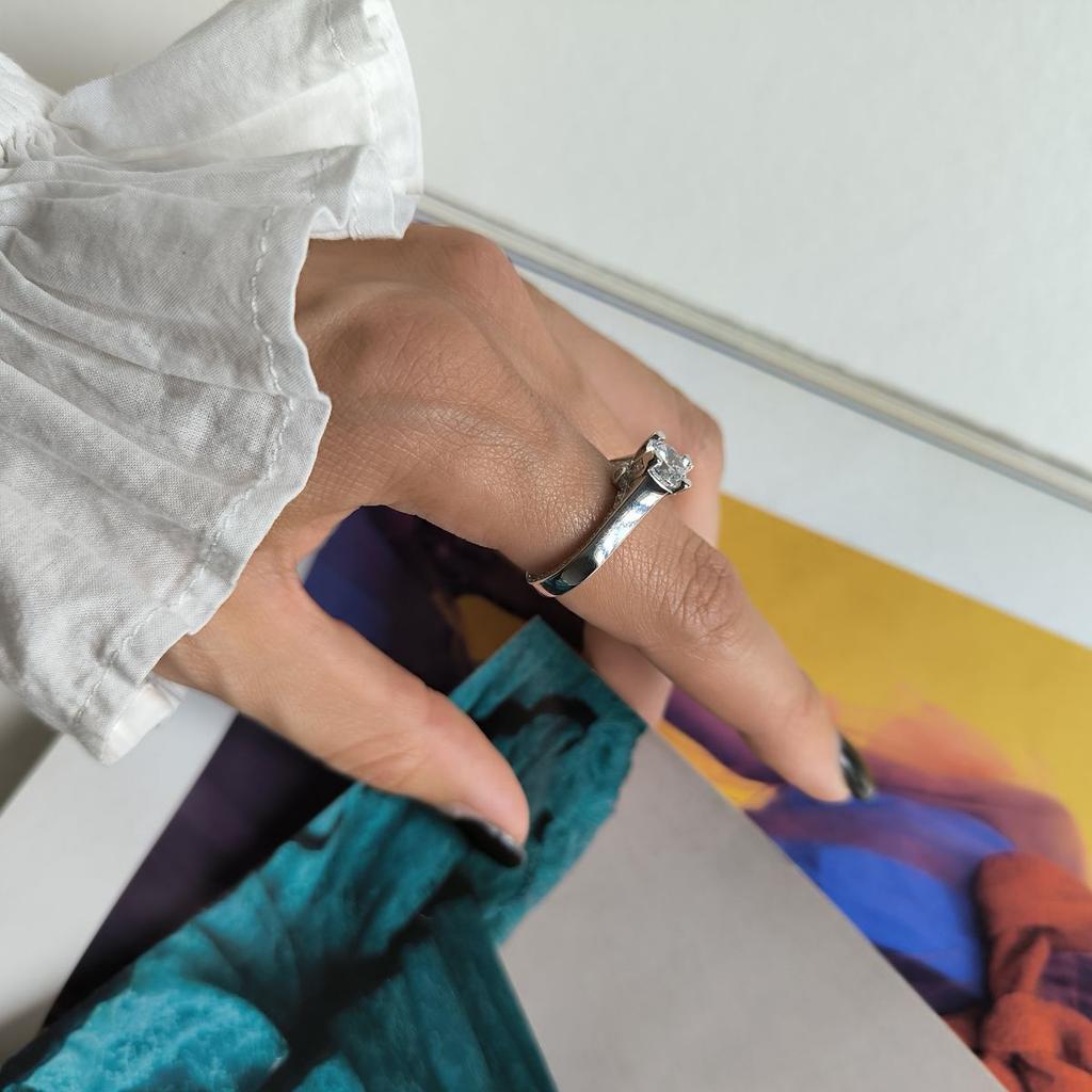 Серебряное кольцо с фианитами, вес изделия 4,56 гр (2186687)