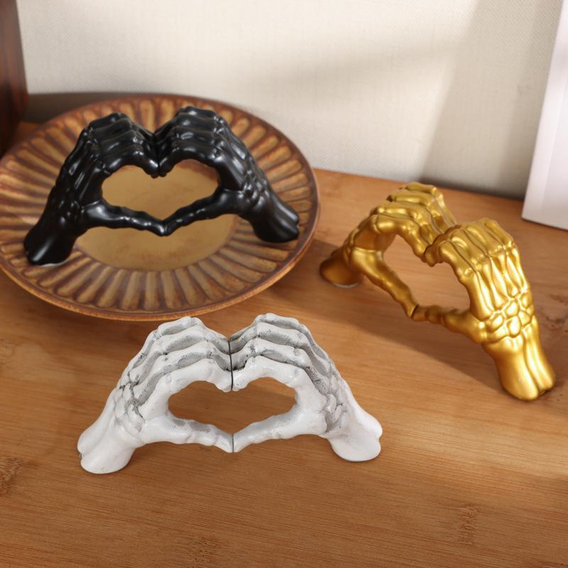 Resin Love Gesture Sculpture Premium Nordic Light Luxury Craft Ornament for Home Office Desktop Decoration