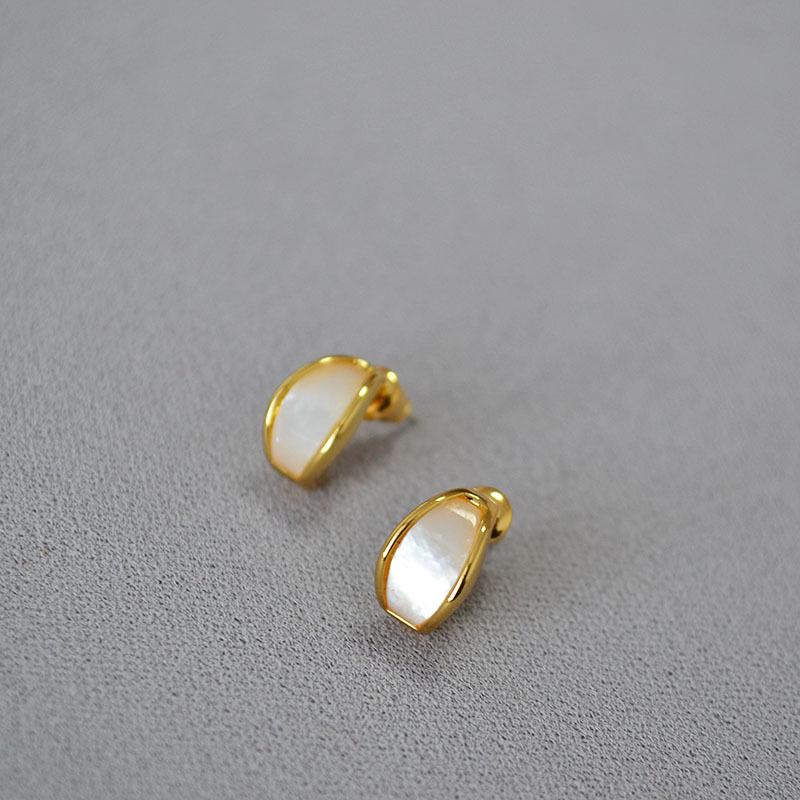Japanische & Koreanische Minimalistische Gebogene Perlmutt Vergoldete Messing & 925 Silber Ohrstecker