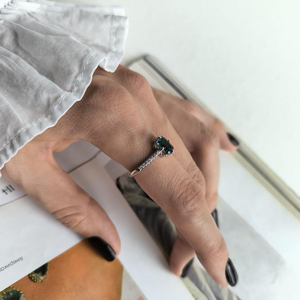 Серебряное кольцо с топазом Лондон Блю 1.093ct, вес изделия 2,24 гр (2195955)