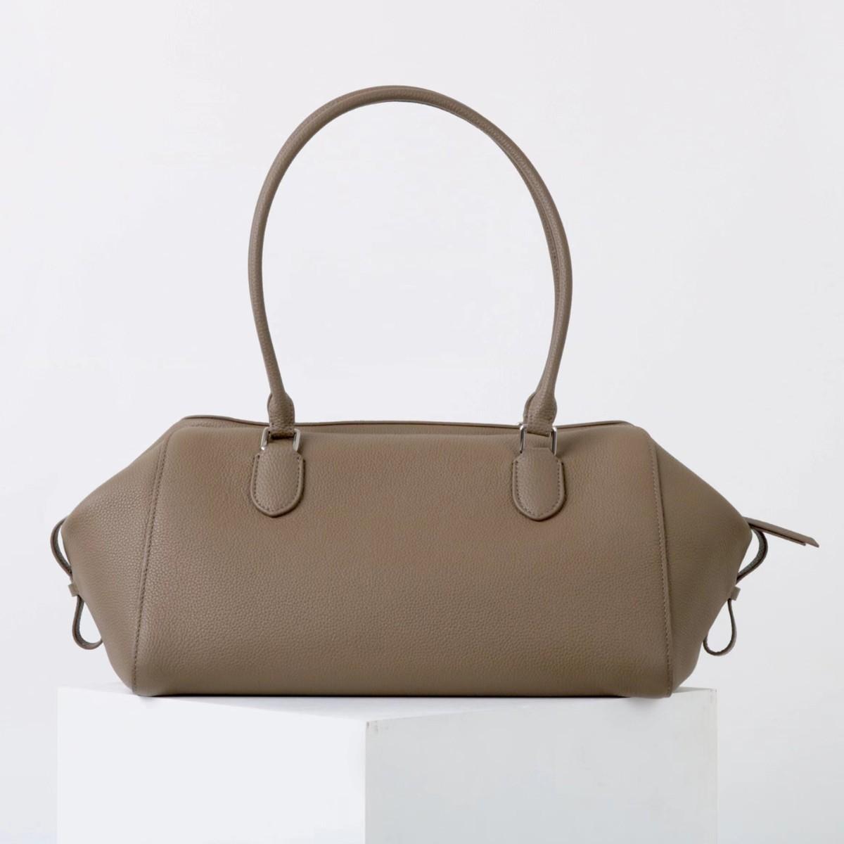 

Elegant Grey Cowhide Shoulder Bag – Lightweight and Stylish for Travel сірий