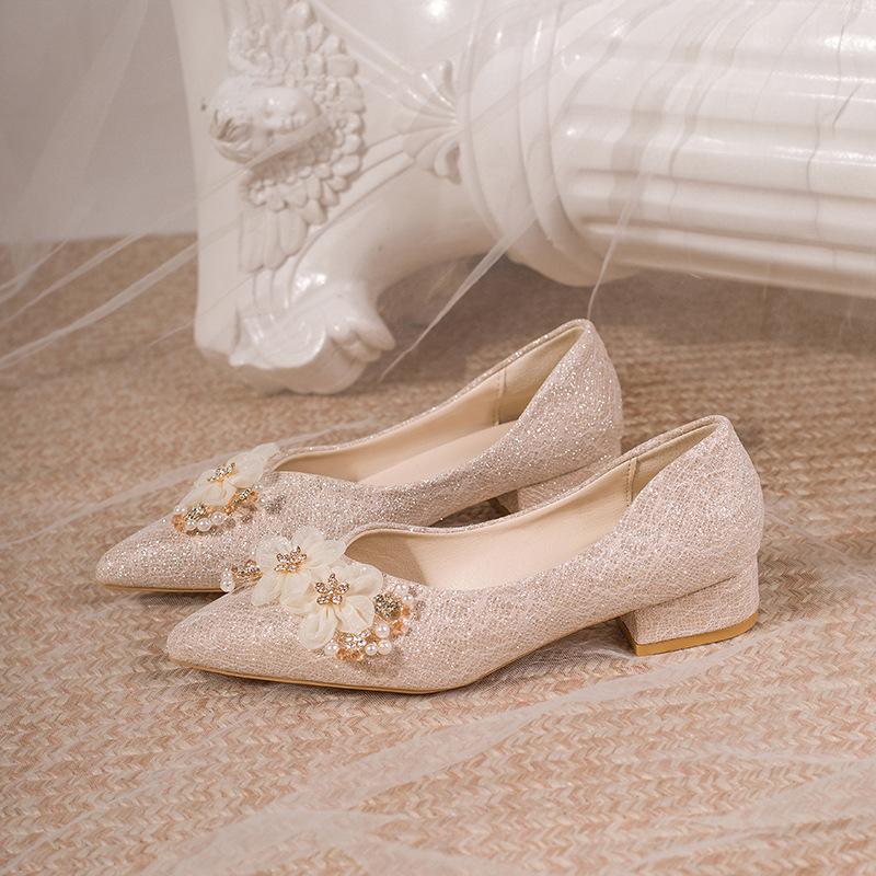 

Новые красивые свадебные туфли с цветами, женские туфли на низком каблуке для свадебного платья Сюхэ, два варианта носки, остроносые на толстом каблуке, туфли с открытым верхом, на плоской подошве, не ти 41 шампанского
