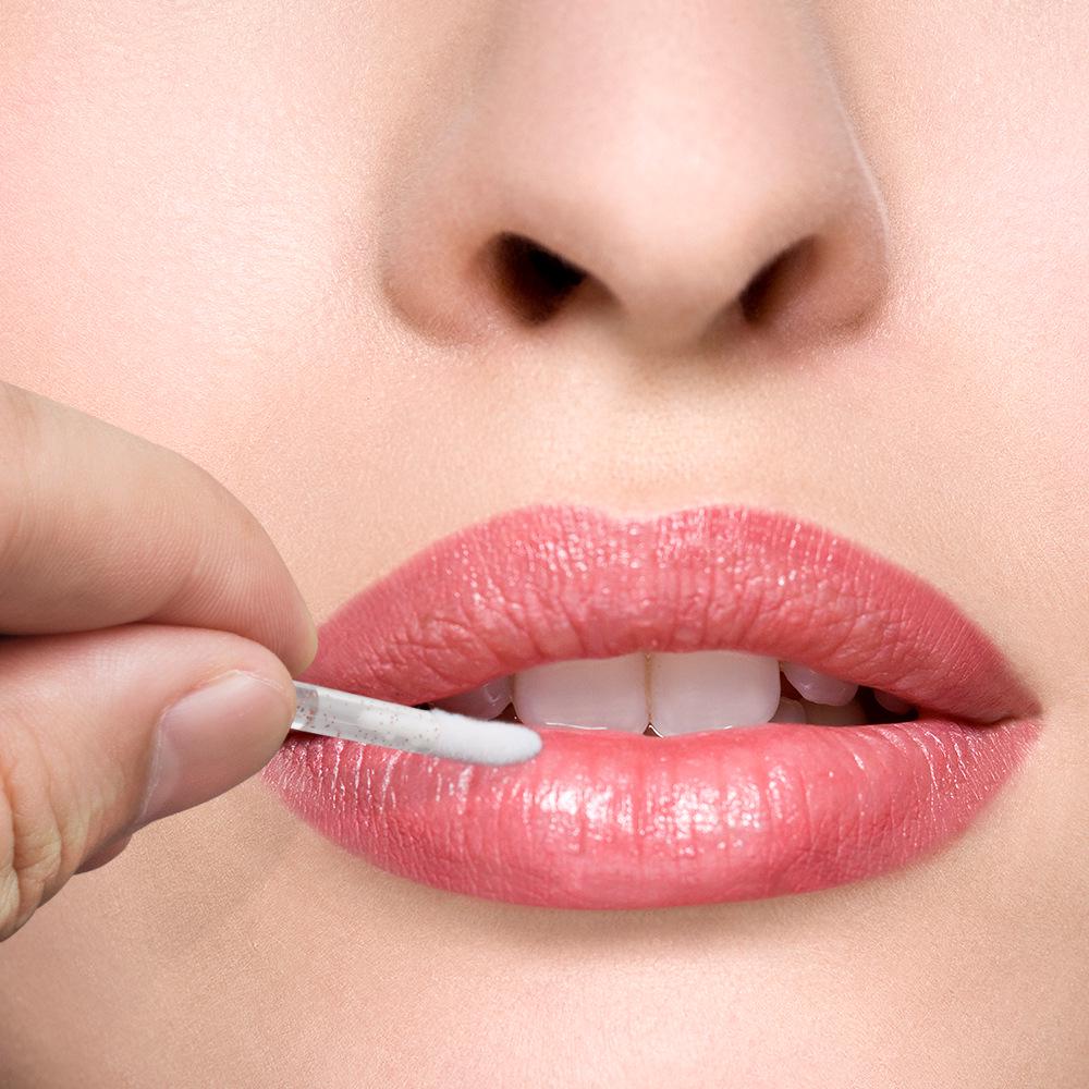 Disposable Crystal Rod Lip Gloss Brush - 7 Colors, Portable Beauty Tool for Lipstick Application.