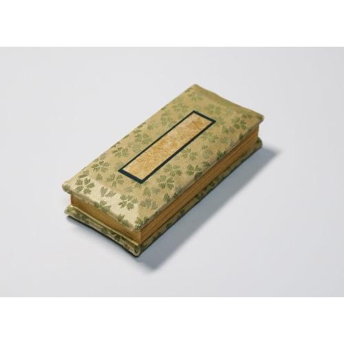 

A memorial book with a beautiful cherry blossom pattern on Torinoko washi paper. It features a convenient date inscription. (Available in various size