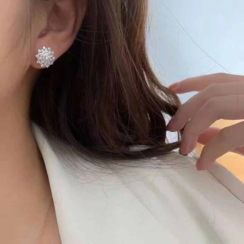 New stud earrings for women, flower snowflake exquisite earrings, elegant and sweet micro-inlaid zircon jewelry.