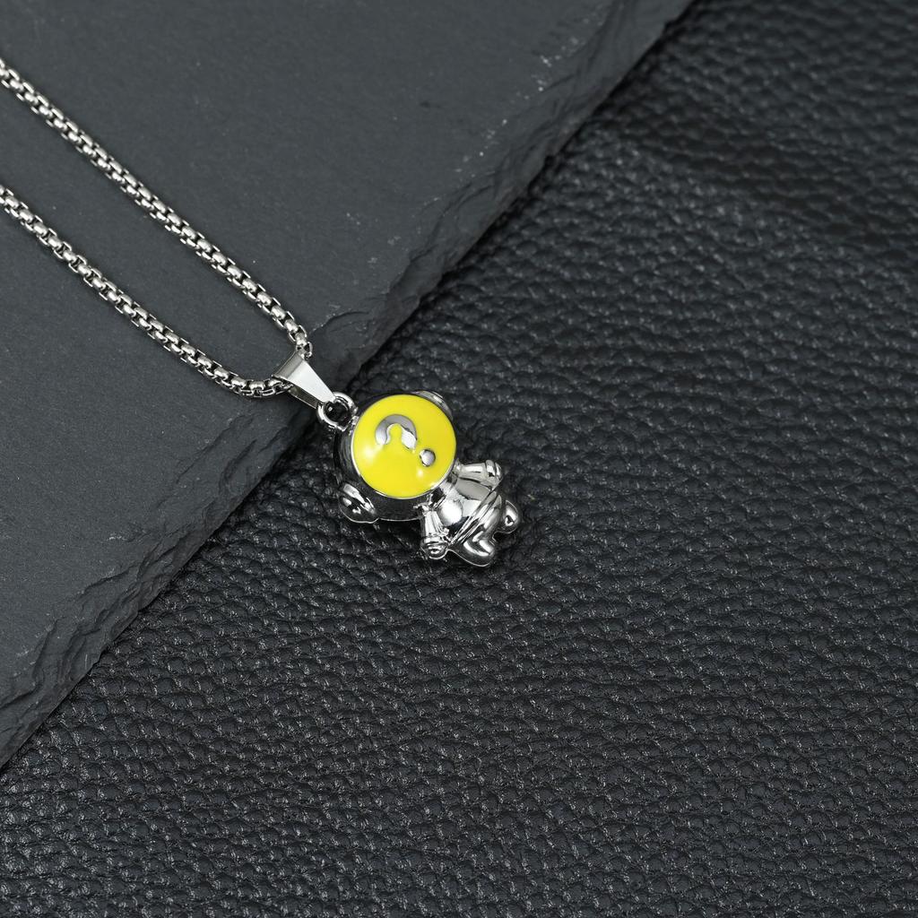 Colgante de Astronauta Sumar, Restar, Multiplicar y Dividir Símbolo Femenino Astronauta Dibujo Animado Collar de Verano Accesorios para Pareja Masculina