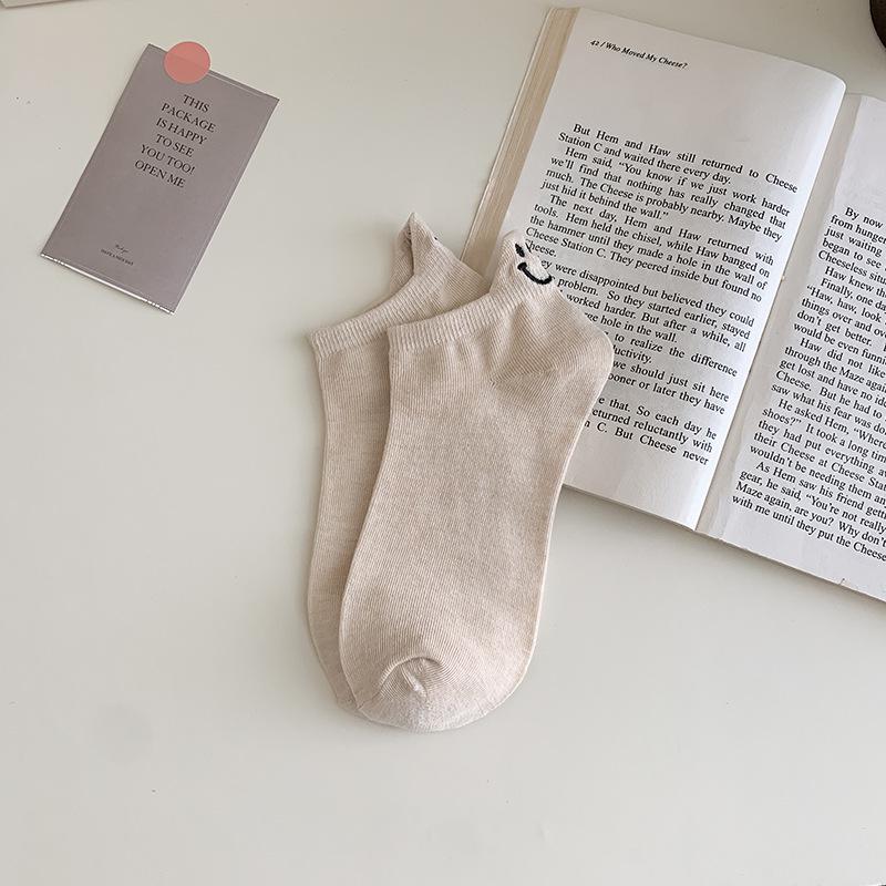 Thin Embroidered Smiley Face Ankle Socks – Cute, Anti-Slip, Invisible Fit for Spring/Summer