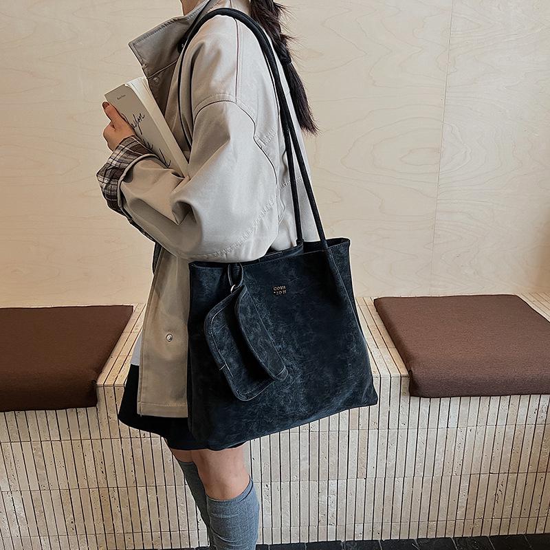 Women's Large Capacity Crossbody Bucket Bag - Chic, Simple, Daily Commute Shoulder Bag with Light Luxury Design