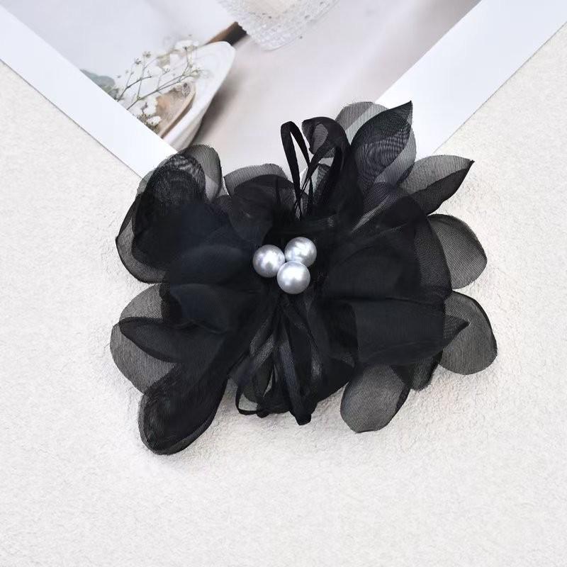 Ručně vyrobená mašle z perlové příze: Organzová květina pro vlasové a oděvní doplňky, šperky a DIY řemesla