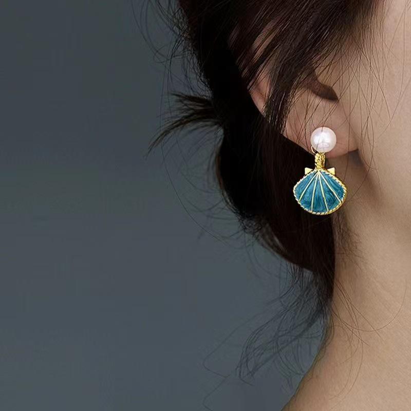 Versatile Retro Pearl Stud Earrings for Women
