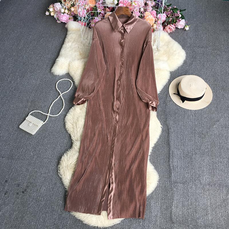 Letnia, jednokolorowa, luźna plisowana sukienka z klapami