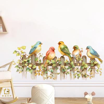 Sticker mural autocollant et amovible avec de jolis oiseaux de dessin animé, une clôture et des feuilles, idéal pour la décoration de la chambre, du salon et de la maison.