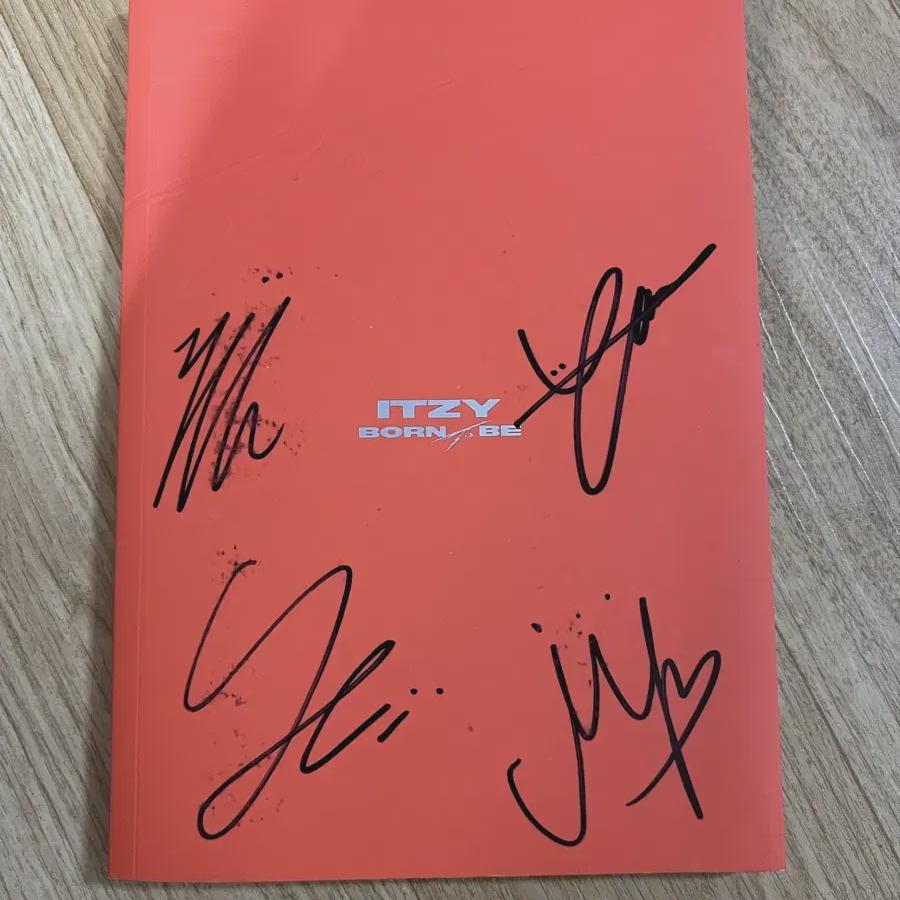 

Альбом Itzy с автографом Юджи Itzy