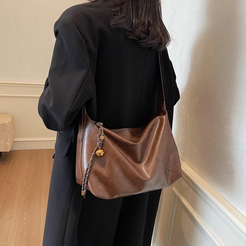 Large Capacity Bag Women's Autumn and Winter Retro New Versatile Shoulder Messenger Bag Popular Commuter Tote Bag