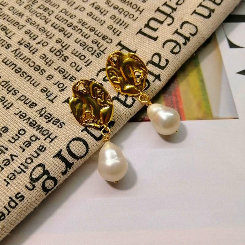 Natural Baroque Pearl Asymmetrical Pleated Irregular Gold-plated Minimalist Celi-style Earrings