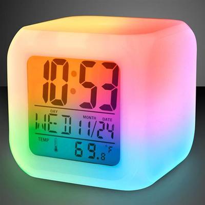 LED Digitaler Wecker Mini Schreibtisch Würfeluhr mit bunten Lichtern Multifunktions-Wecker mit Kalender Temperaturanzeige