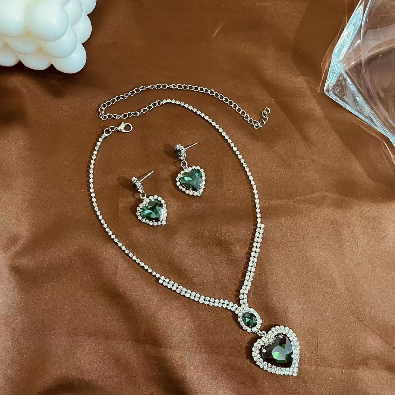 Fashion Temperament, Elegant Peach Heart Water Drop Pendant, Claw Chain Jewelry, Japanese And Korean Simple Trend Necklace, Earrings Set зелёный