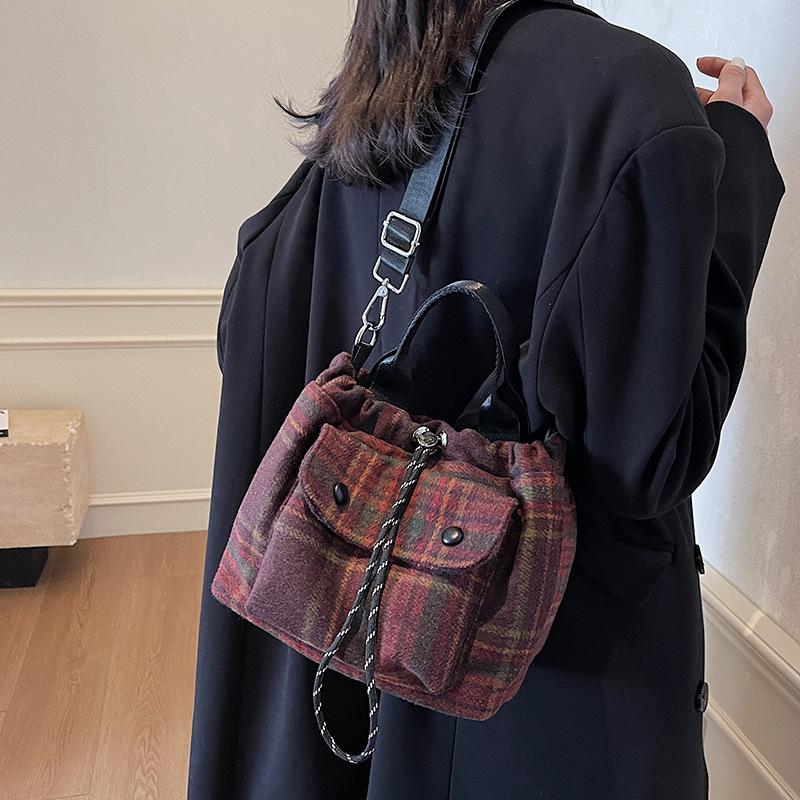 Pruhovaná kostkovaná taška tote pro ženy Podzimní a zimní vlněná crossbody taška Ležérní stahovací taška přes rameno Kabelka
