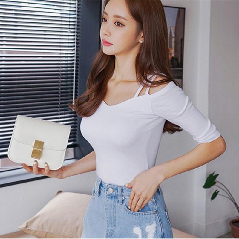 2025 Damski czarny top z odkrytymi ramionami i krótkim rękawem, z dekoltem w serek i dopasowanym krojem