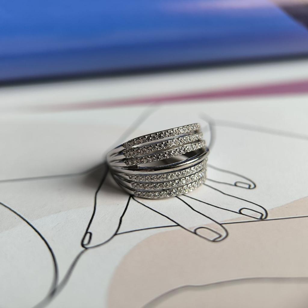 Bague en argent avec des oxydes de zirconium, poids de l'article 4,89 gr (2187165)