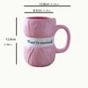 Taza de cerámica con diseño de ovillo de lana tejido con eslogan divertido.