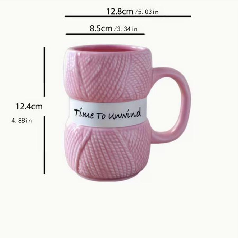 Taza de cerámica con diseño de ovillo de lana tejido con eslogan divertido.