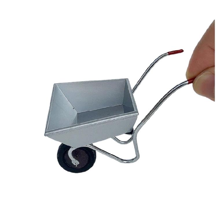 Miniaturowy Wózek Ogrodowy Z Obrotowymi Kółkami Wytrzymały Metalowy Model Wózka Gospodarskiego Figurka Do Domku dla Lalek Skala 1/12 Prezentacja