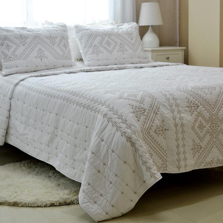 Pure Cotton White Embroidered Three-Piece Bedding Set: Bedspread, Bed Sheet, Quilted Air Conditioning Blanket.