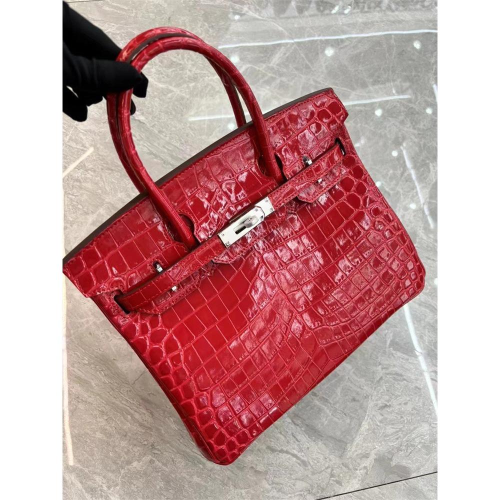 This Crocodile-patterned Cowhide Women's Bag Is a Fashionable Hand-shoulder Crossbody Bag with a Sense of Luxury and Elegance
