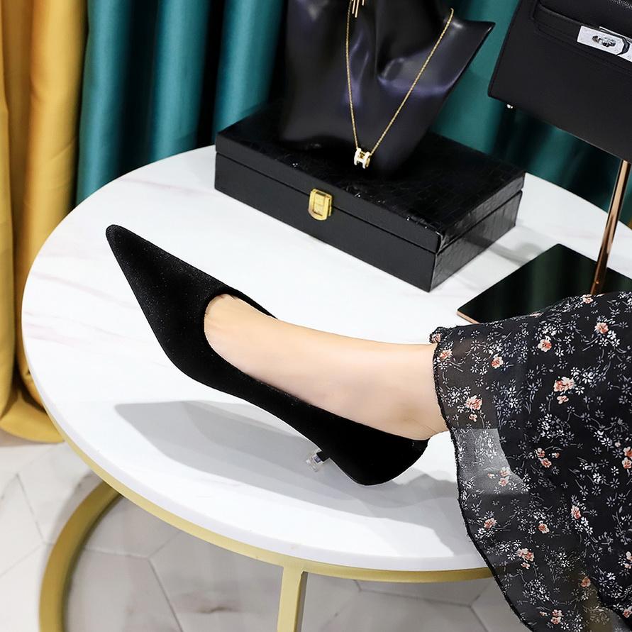 Madingi moteriški batai banketams: Ploni kulno vidurio kulno segios smailės galiuko storio aksomo veido vienviečiai batai