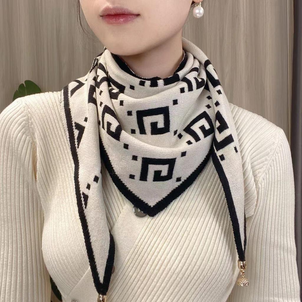 1 Pcs 108x68Cm Triangular Scarf Knitted Magnetic Clasp Double Color Fashionable Warm Neck Protection Winter Scarf