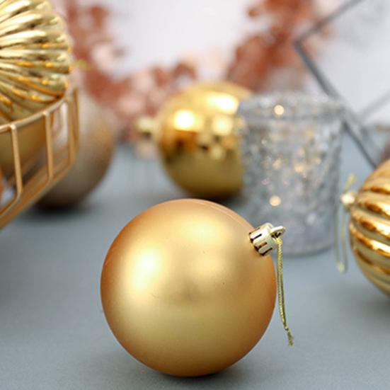 Kleine Weihnachtsbaumkugeln aus strukturiertem Kunststoff