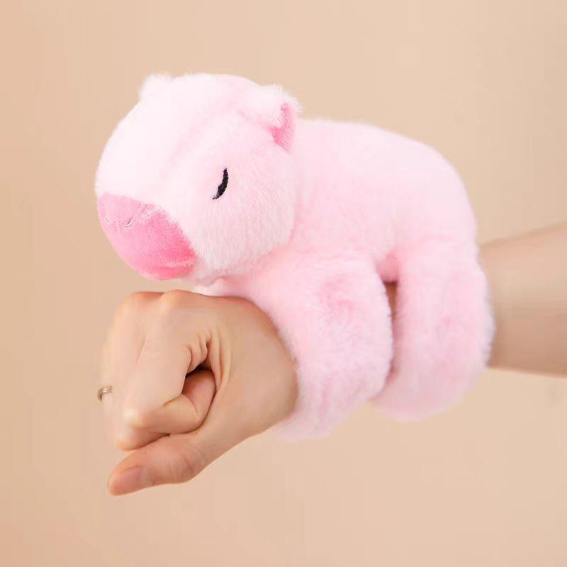 

Набор плюшевых игрушек капибар: Знаменитое кольцо и браслет-хлопушка, милая лежащая кукла на запястье для детей 20cm