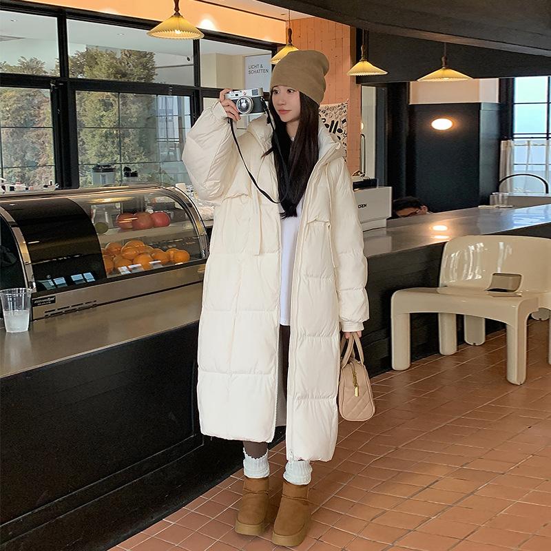 The big quilt is thickened with a new loose down padded jacket for the winter of 2025, and a women's long over-the-knee cotton jacket