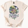 Camiseta Gráfica Aconchegante Casa na Árvore Aconchegado Amante da Natureza Camisa Cabana Caprichosa ao Luar Top