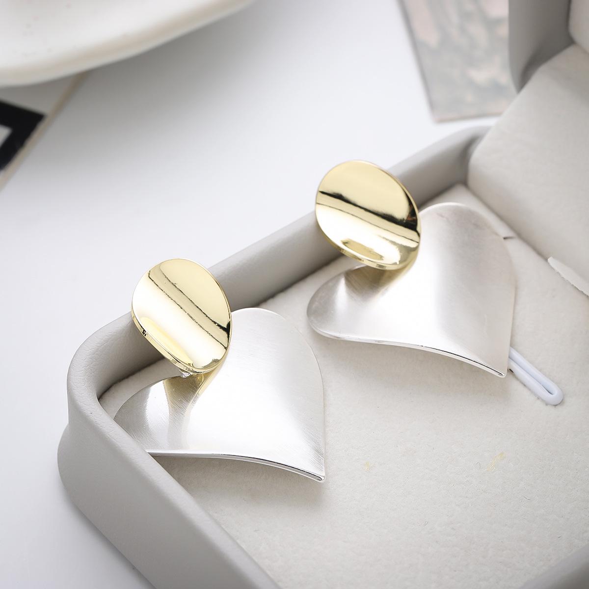 

Stylish Glossy Metal Heart Earrings in Fashionable Design золотой