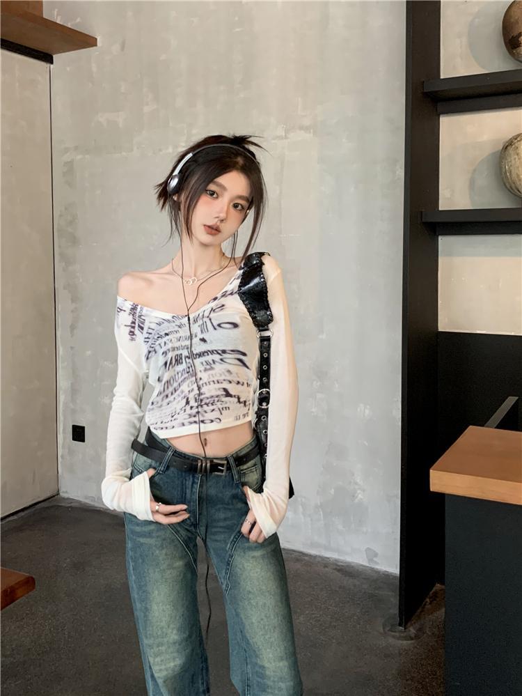 Women's Y2K Slim Fit V-Neck Letter Print Long Sleeve Crop Top