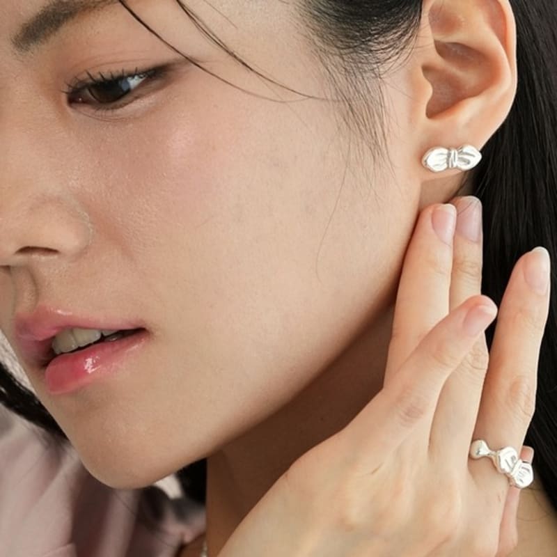 BELLOOGGI Bold ribbon earring