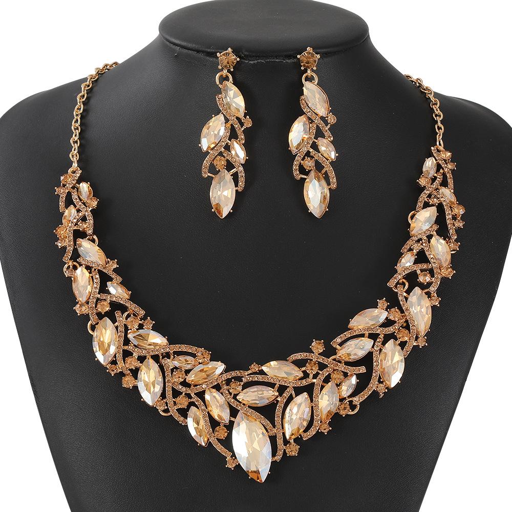 

Модные украшения для женщин золотой