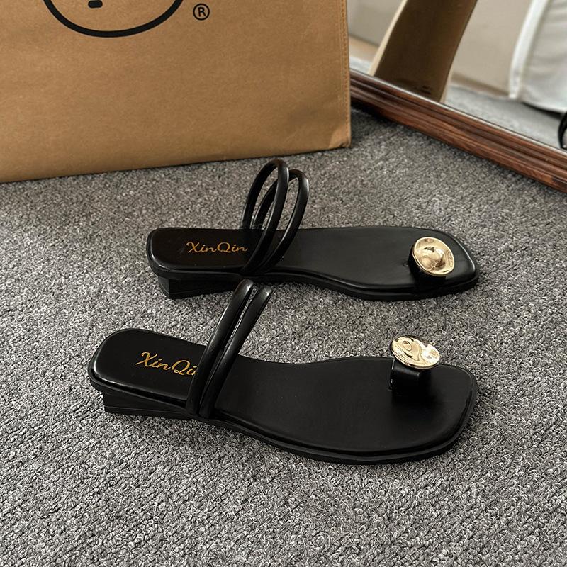 

Нишевые шлепанцы с квадратным носком и защипом для женской уличной обуви Новые летние модели с юбками Прохладные шлепанцы на низком каблуке 35 чёрный